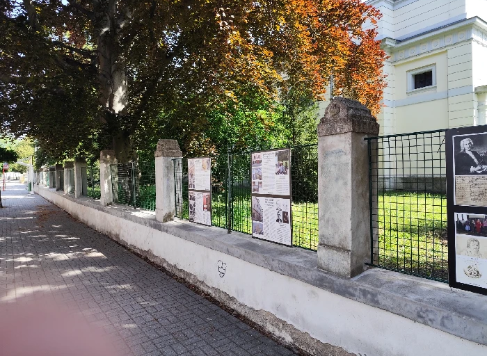 Světové kulturní dědictví na plotě v Nymburce